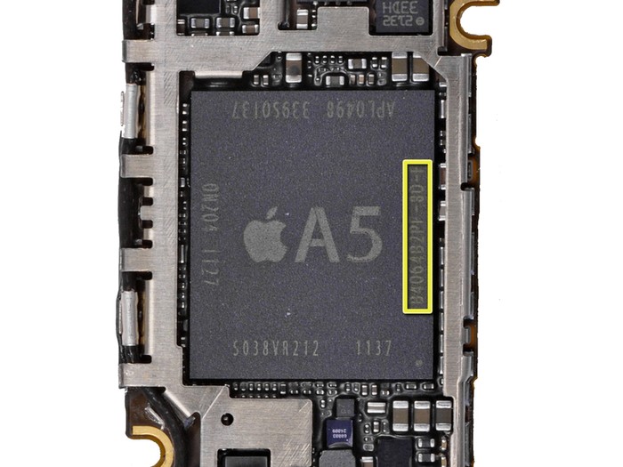 iPhone 4S của Úc sử dụng Elpida DDR2 RAM, còn hàng của Đức (màu đỏ, hình bên trên) dùng Samsung DDR2 RAM